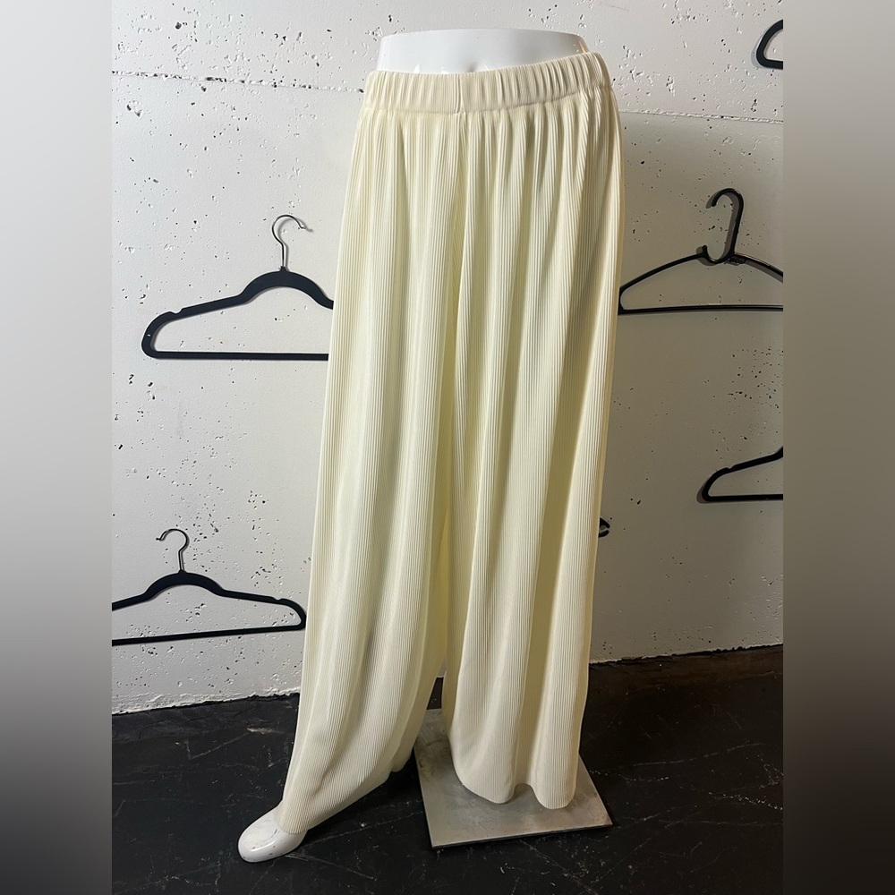 Elegant Cream Pleated Maxi Skirt